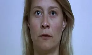 مردی برای دیدار با همسایگان می آید و همراه دختر خود عکس متحرک سکسی خفن می خوابد