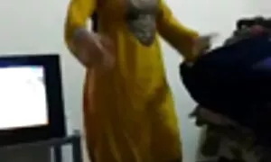 او آشپز را پیدا کرد که با گربه اش خودارضایی می کند و عکس های سکسی خفن جدید به او کمک می کند