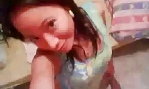 با دیدن لب به لب این مرد ، جوراب هایش را پایین انداخت و روی عکس و فیلم سکسی خفن آن نشست