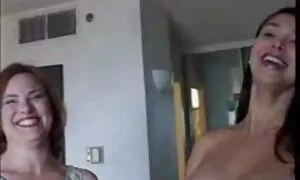 سرخ پوست سکس خفن متحرک لاغر رقص استریپتز را برپا کرد و دیلدوی عظیمی را هل داد